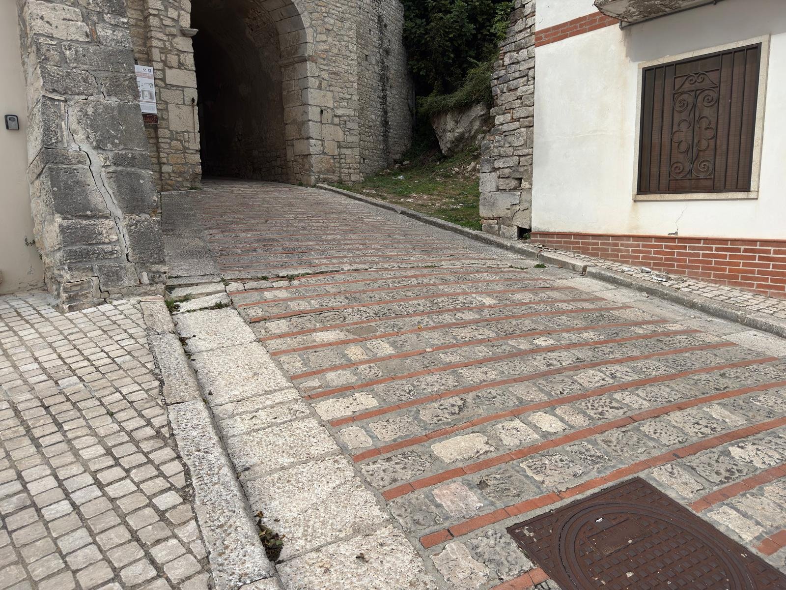 Porta Palazzo, verso largo Vicidomini, con il pilastro in pietra attraversato da una lesione