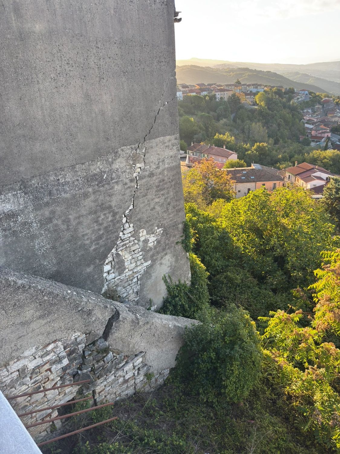 Muro a valle del belvedere della Chiesa Madre attraversato da una lesione diagonale, con l'intonaco caduto e la pietra a vista