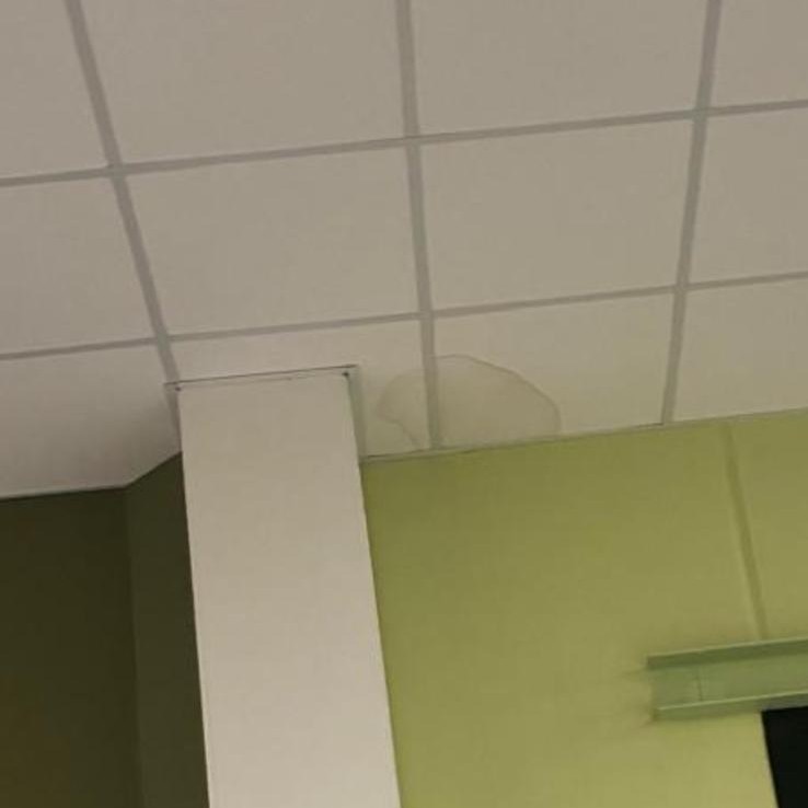 Alone sul controsoffitto del Palacrok, all'attacco con la scatolatura del pluviale