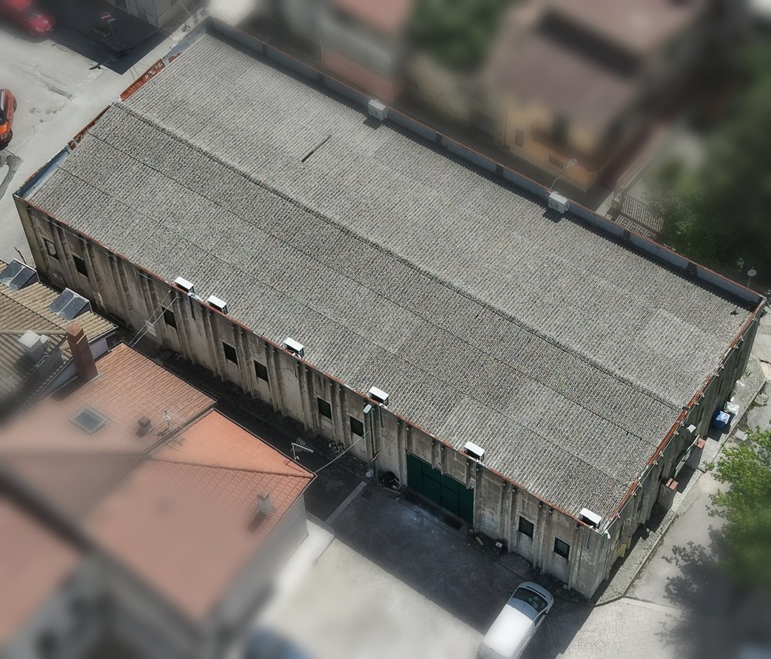 La copertura del Palacrok vista dall'alto: lastre ondulate in fibrocemento