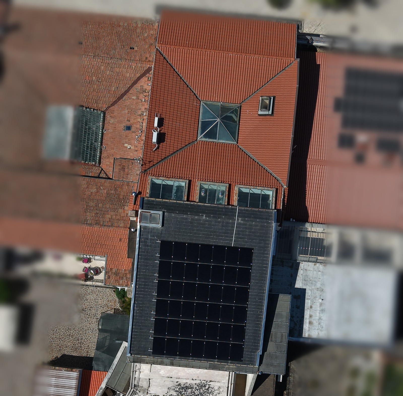 Il Palazzo Colarusso dall'alto, 28 aprile 2026, con il tetto piano coperto dai pannelli fotovoltaici